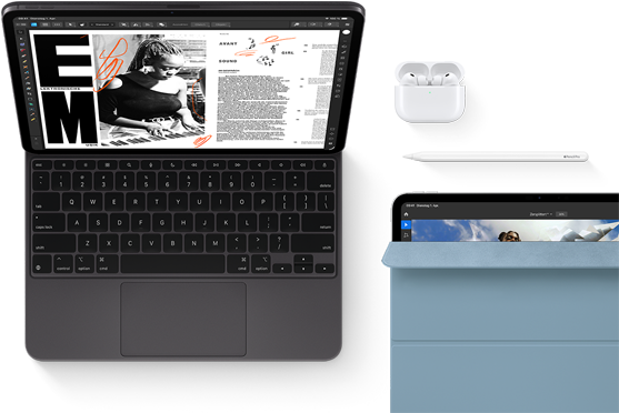 iPad Pro mit Magic Keyboard, Vorderansicht, Farbe Space Schwarz, gerundete Ecken, schwarzer Displayrand, geöffnet, das Display zeigt eine App zum Bearbeiten von Artikeln mit Text und einem Foto einer Frau, die Musik spielt, AirPods 4 im geöffneten Case, blaues Smart Folio Cover auf dem iPad Pro mit dem Apple Pencil Pro, der oben am Gerät haftet, das Cover ist leicht geöffnet und zeigt das Display