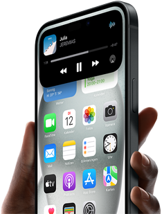 Eine Hand hält das iPhone 15 mit Dynamic Island mit Tracking-Informationen für Mitfahren.