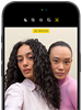 iPhone 18 Pro, Schwarz, Vorderseite, zwei Models posieren für die Kamera, die Center Stage Frontkamera wird gezeigt