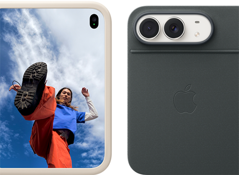 iPhone Duo, Farbe Sternenweiß in Silikon Case in Sand, Querformat, vollständig geöffnet, Dual Fusion Kameras oben links, das Case bedeckt die Rückseite und den äußeren Rand des Displays, die rechte Seite zeigt das Porträt einer Person auf dem äußeren Display. iPhone Duo, Farbe Sternenweiß, aufgestellt mit dem Folio mit Standfuß in Navyblau, vollständig geöffnet im Querformat, Rückseite mit den 48 MP Dual Fusion Rückkameras, zwei Objektive