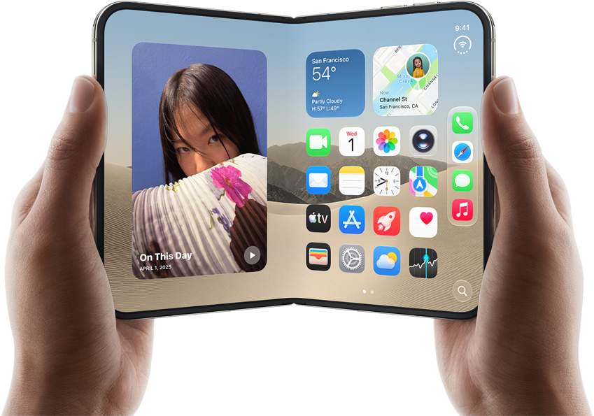 iPhone Duo, Farbe Sternenweiß, wird von zwei Händen im Querformat gehalten, aufgeklappt, das innere Display zeigt links Fotos, rechts Apps